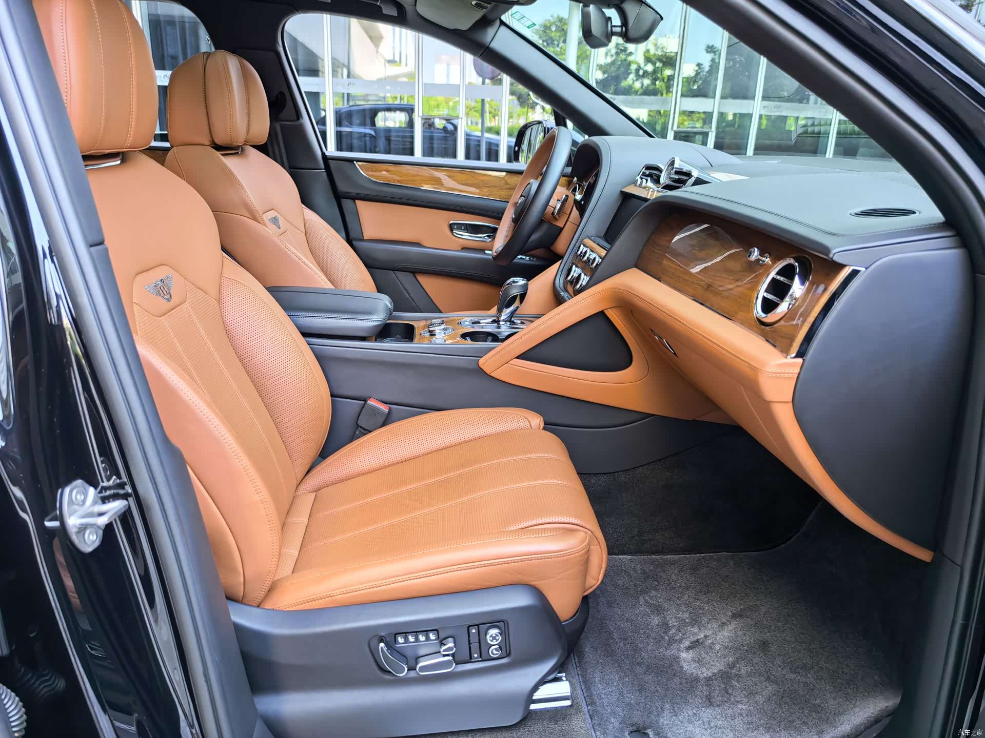 Bentley Bentayga, 2021 35