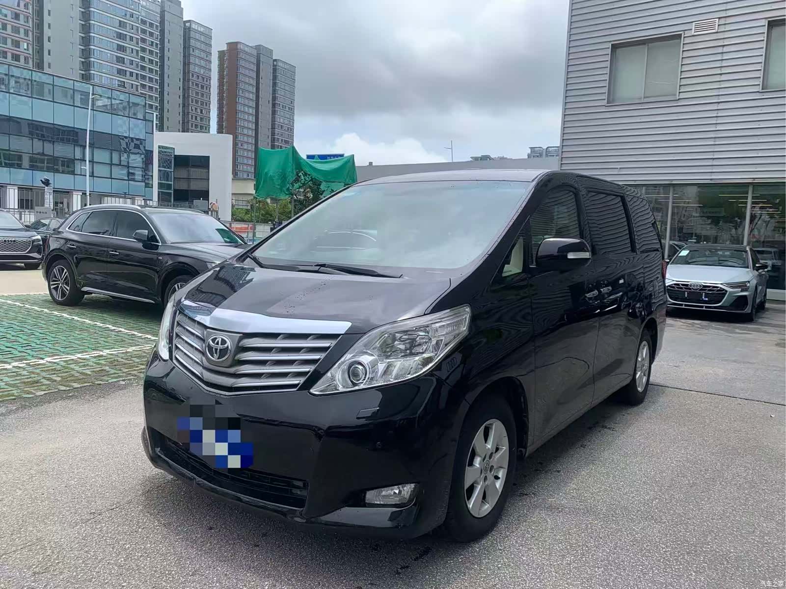 Toyota Alphard, 2011 1