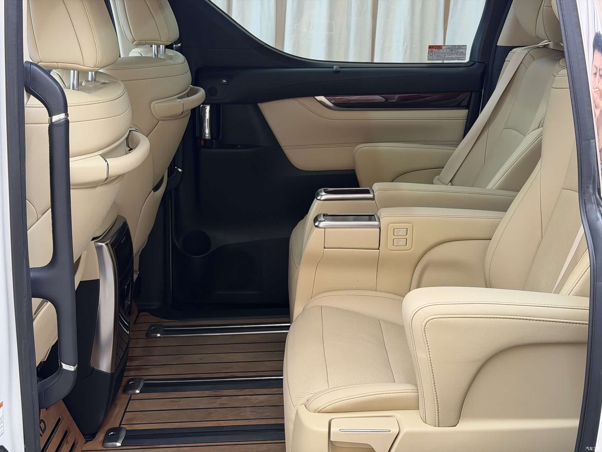 Toyota Alphard, 2018 9