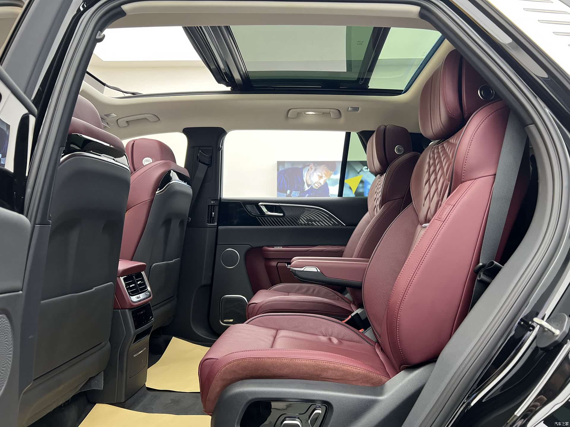 Hongqi E-HS9, 2023 8