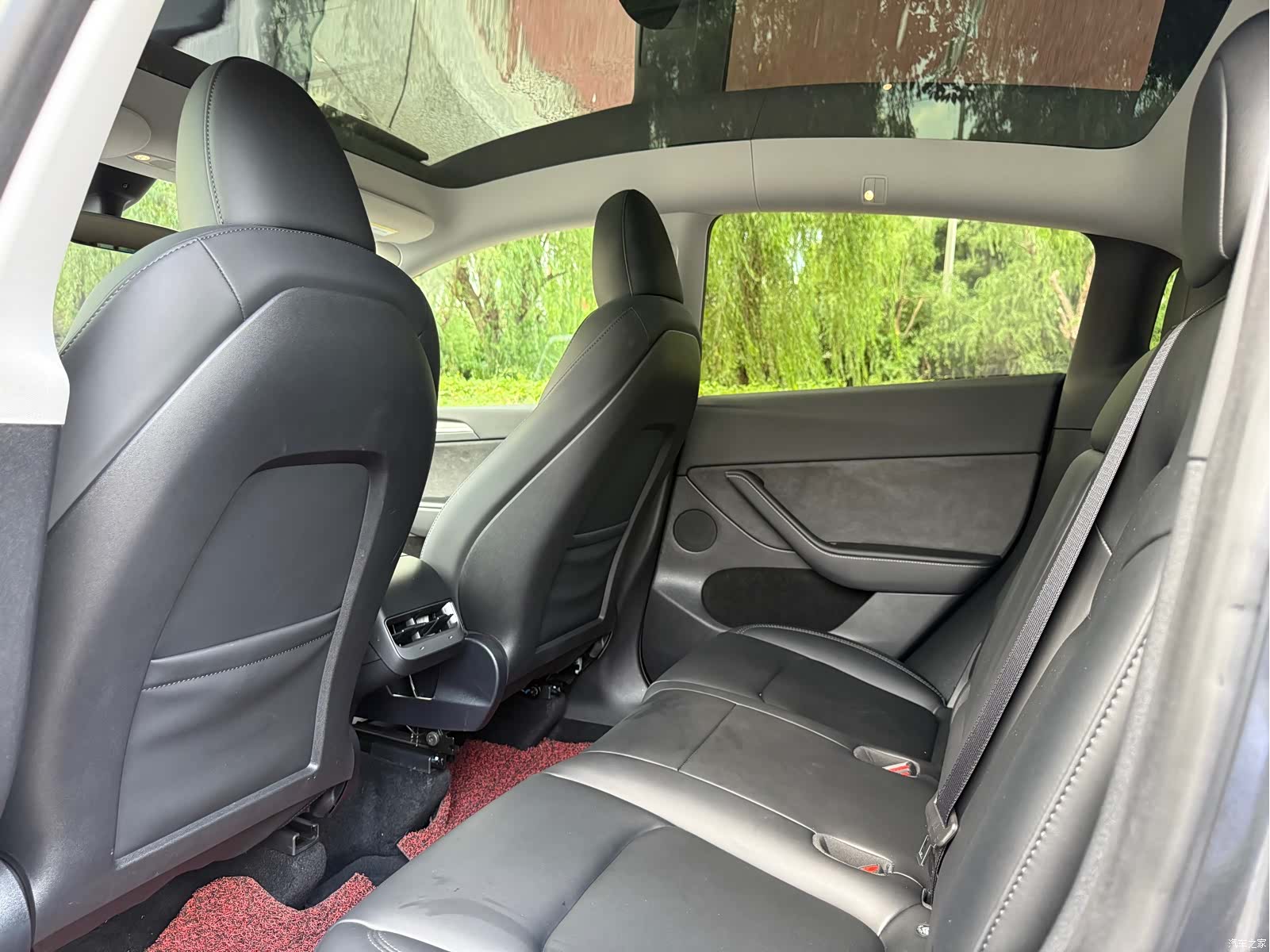 Tesla Model Y, 2025 13