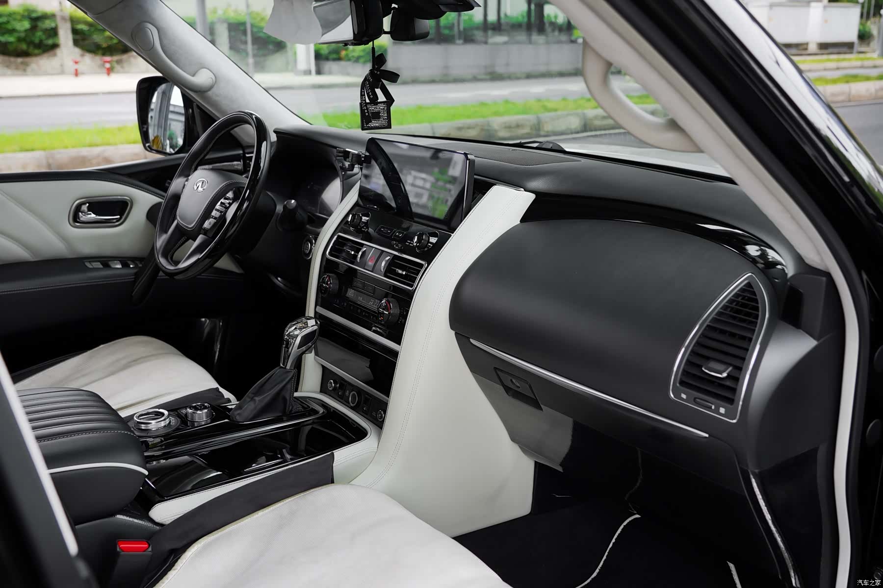 Infiniti QX80, 2016 8