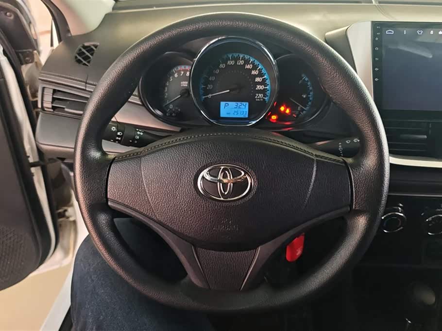 Toyota YARiS L to enjoy