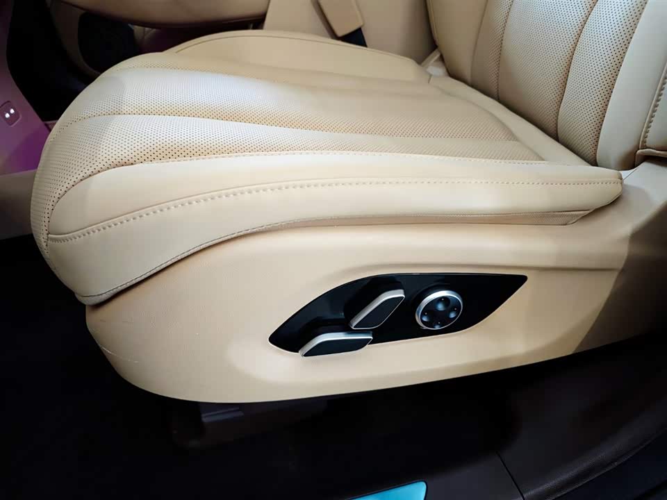 AITO Ask the world M7