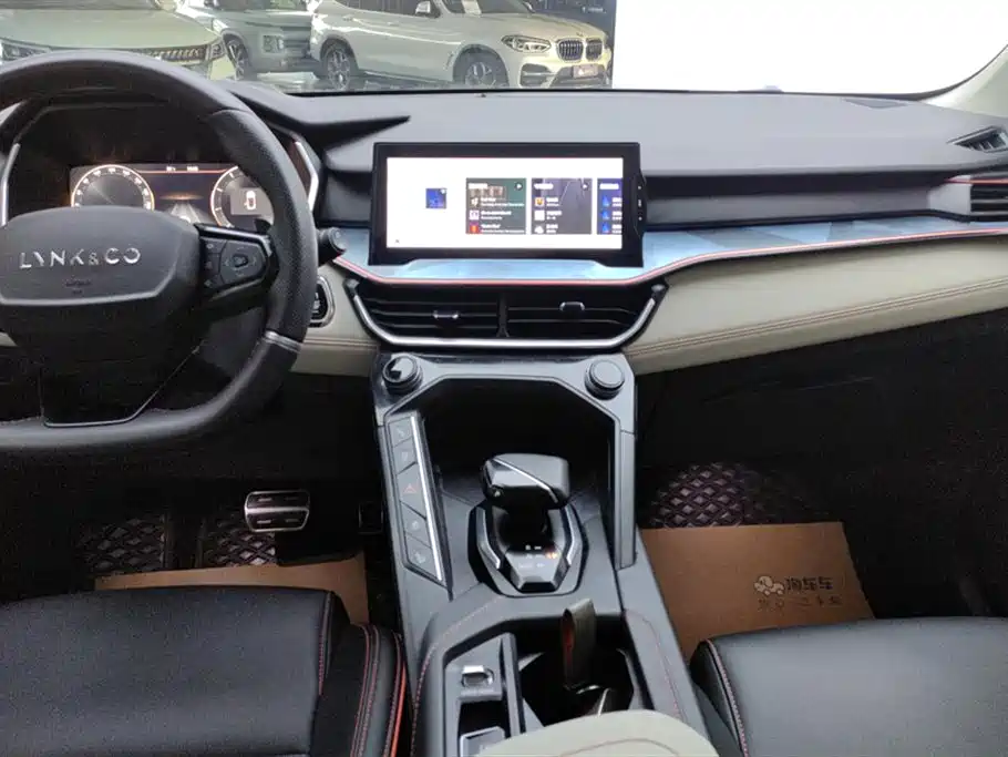 Lynk & Co 06