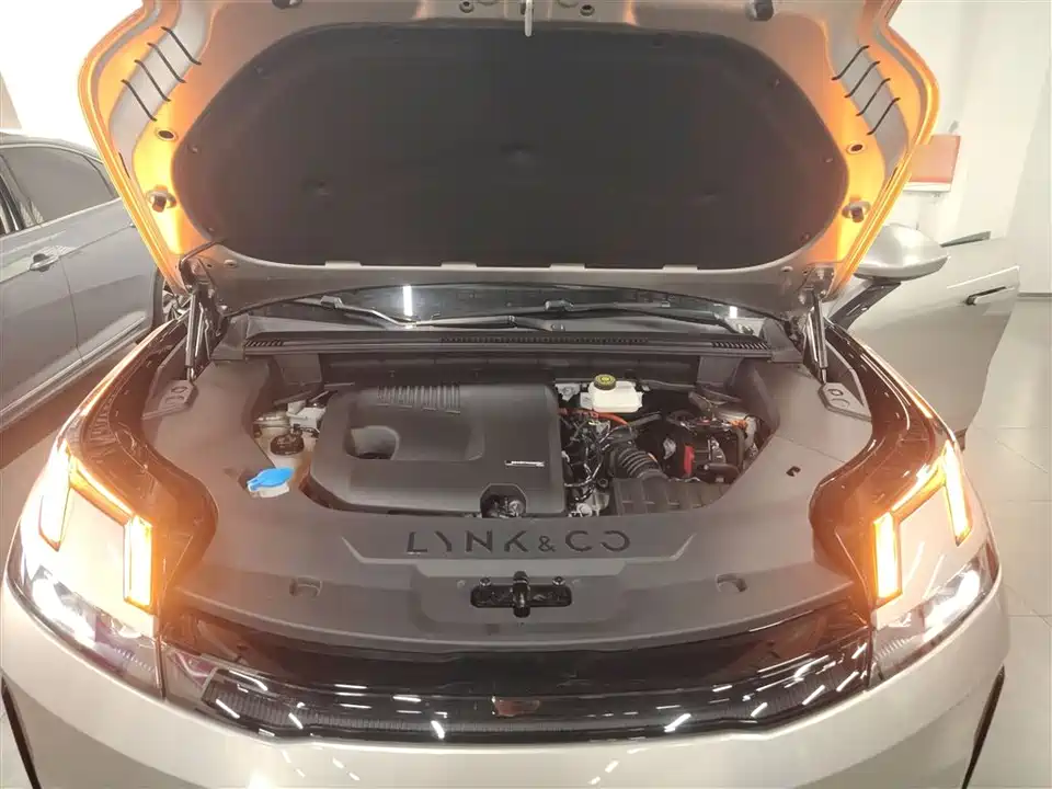 Lynk & Co 08 EM-P