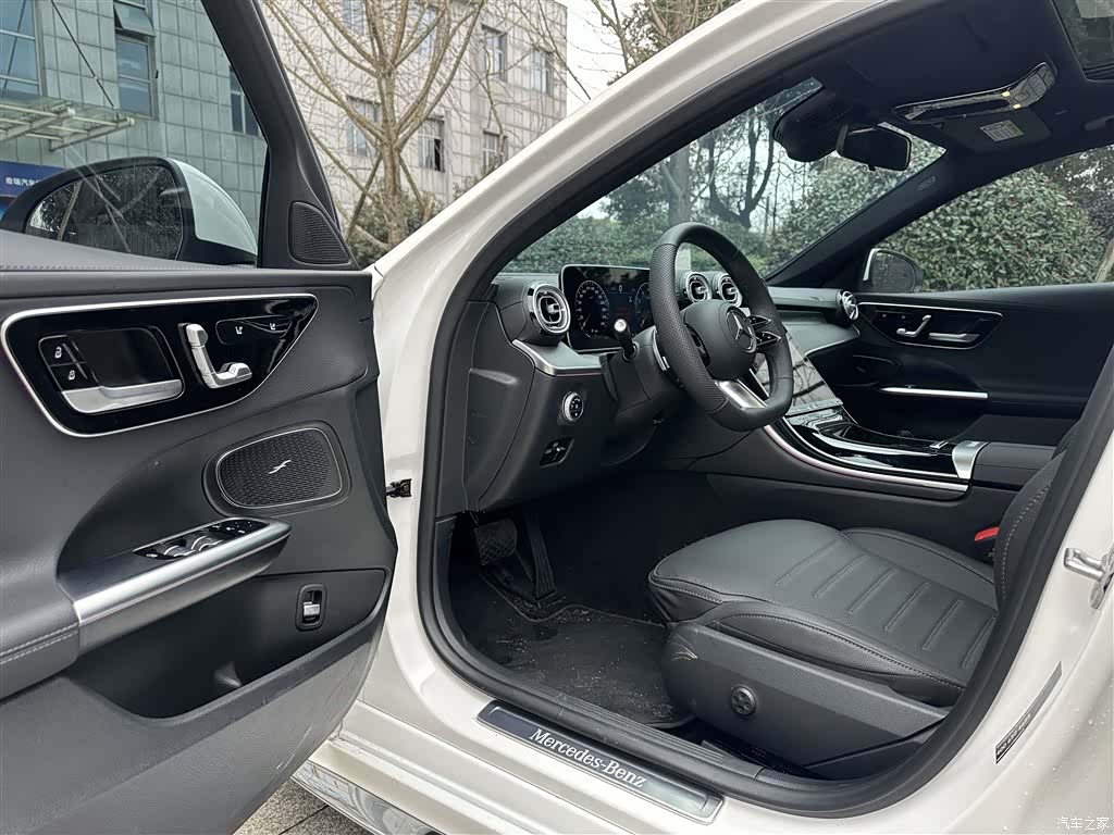 Mercedes-Benz C-Class, 2025 4