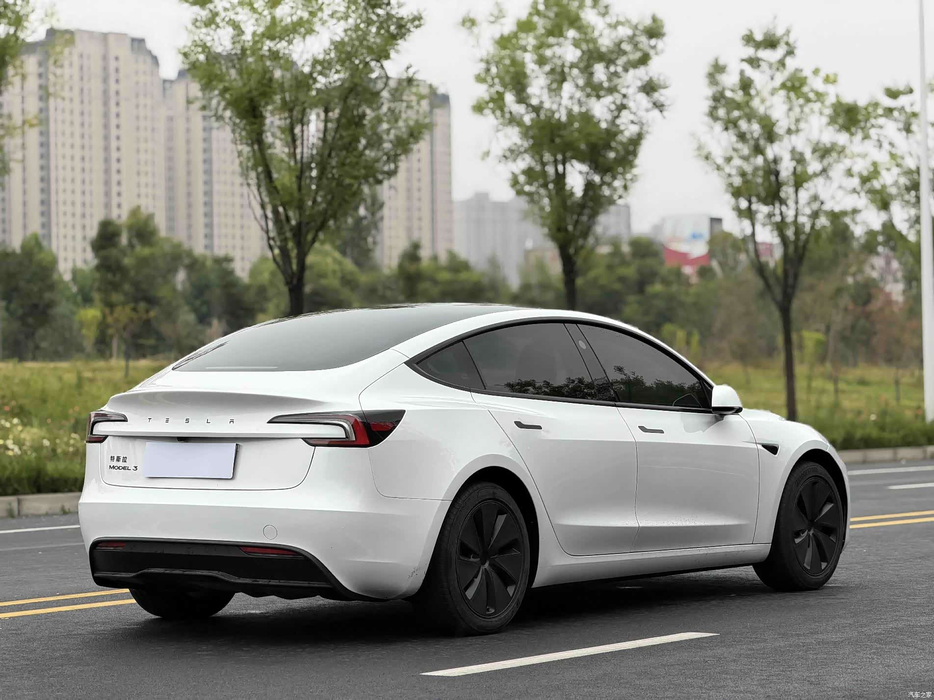 Tesla Model 3, 2025 7