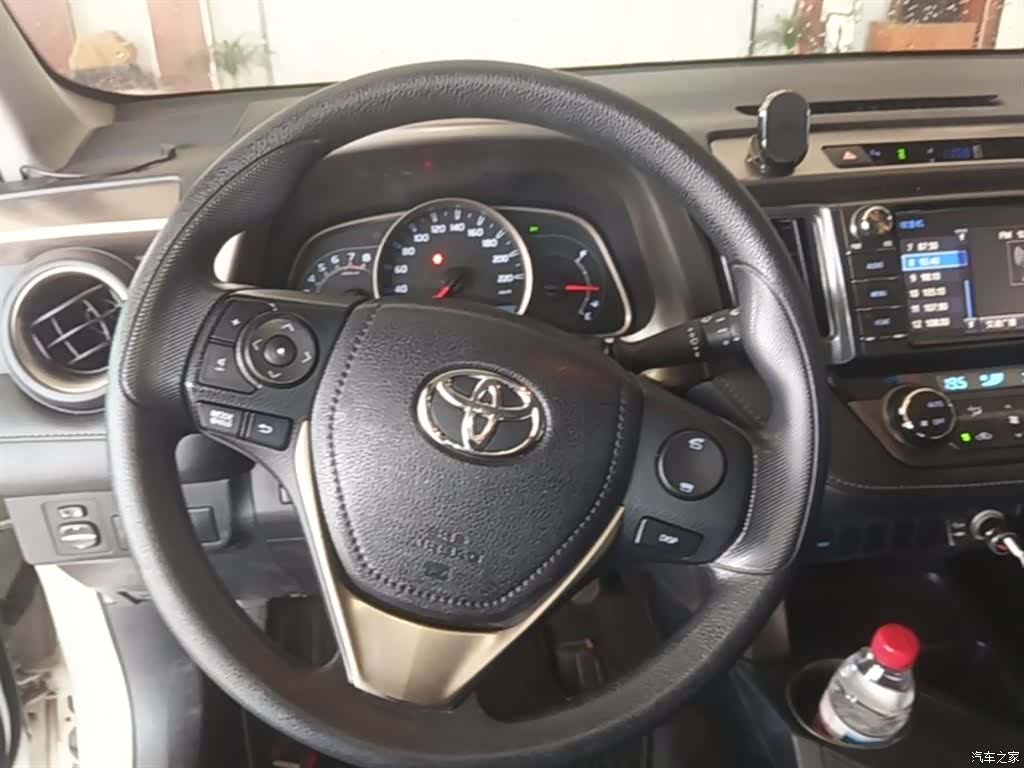 Toyota RAV4, 2015 11