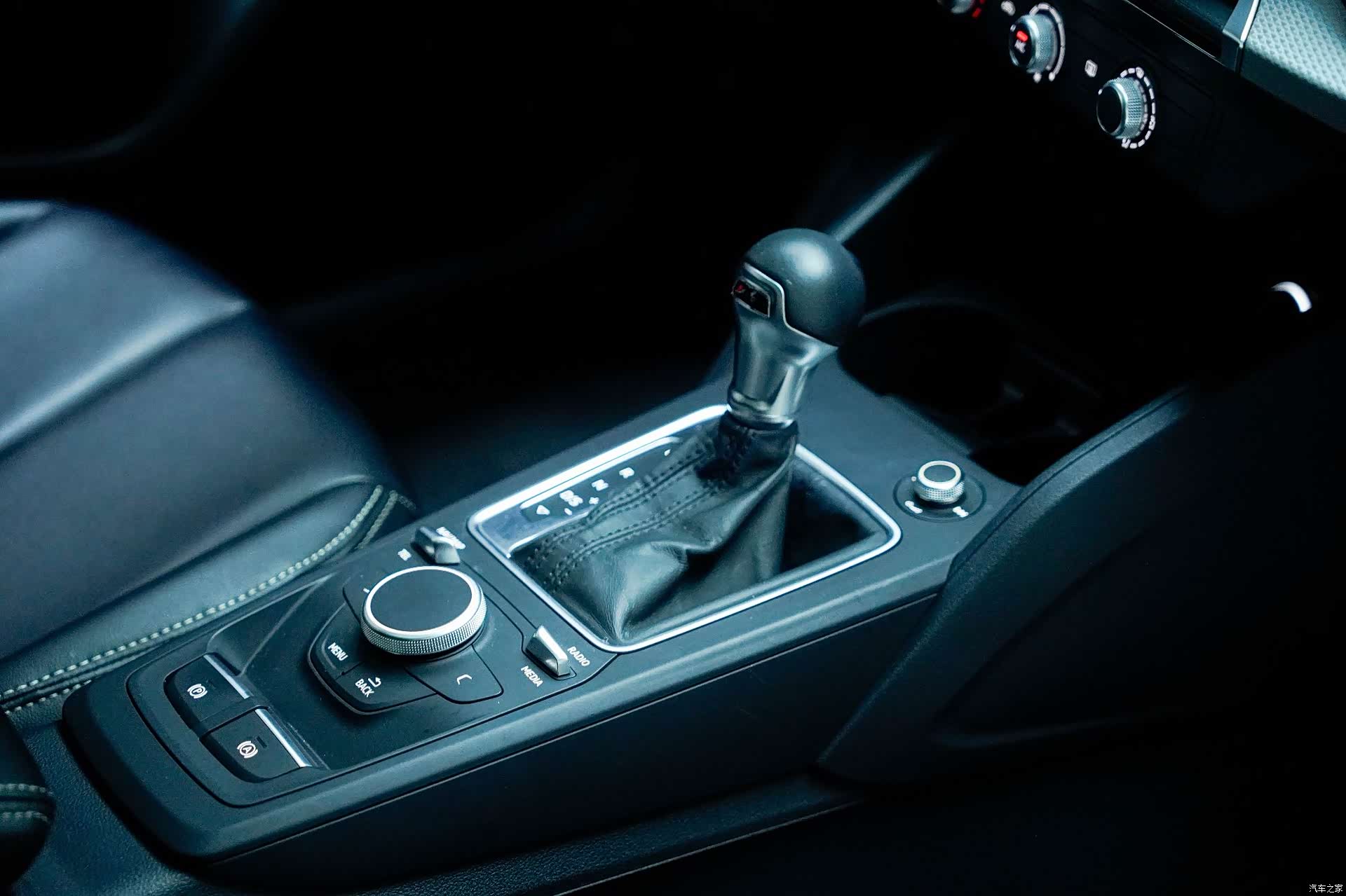 Audi Q2L, 2020 7