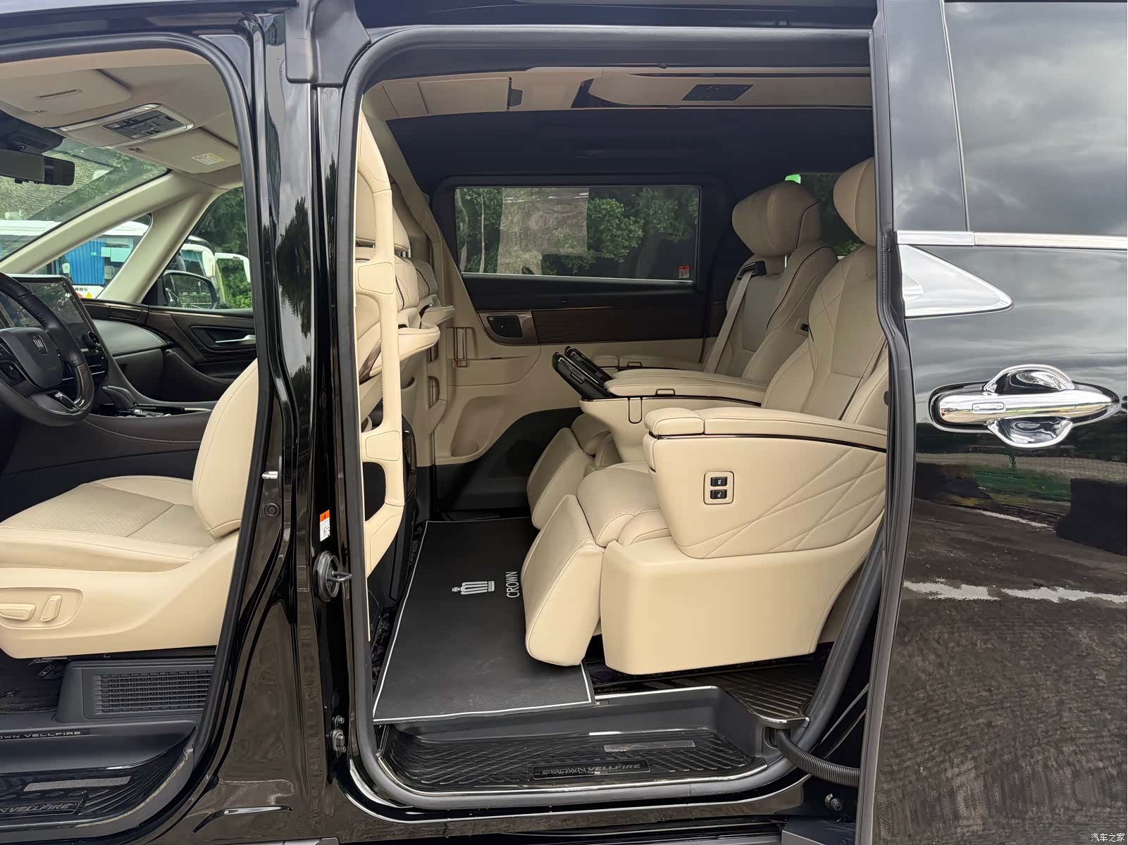 Toyota Vellfire, 2024 11