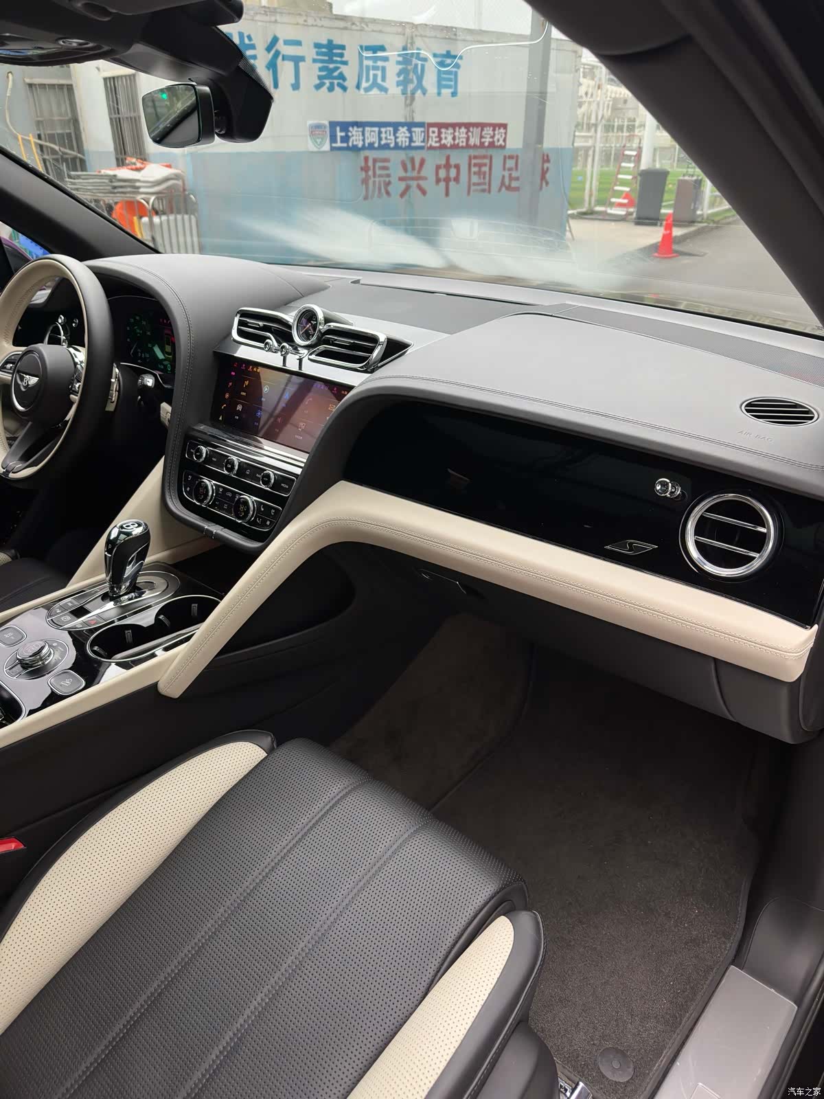 Bentley Bentayga, 2023 12