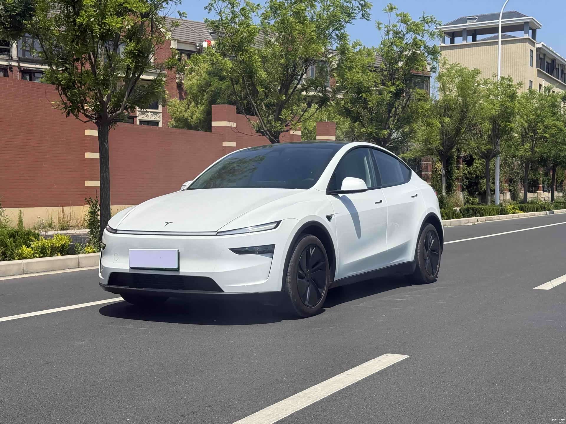Tesla Model Y, 2025 1