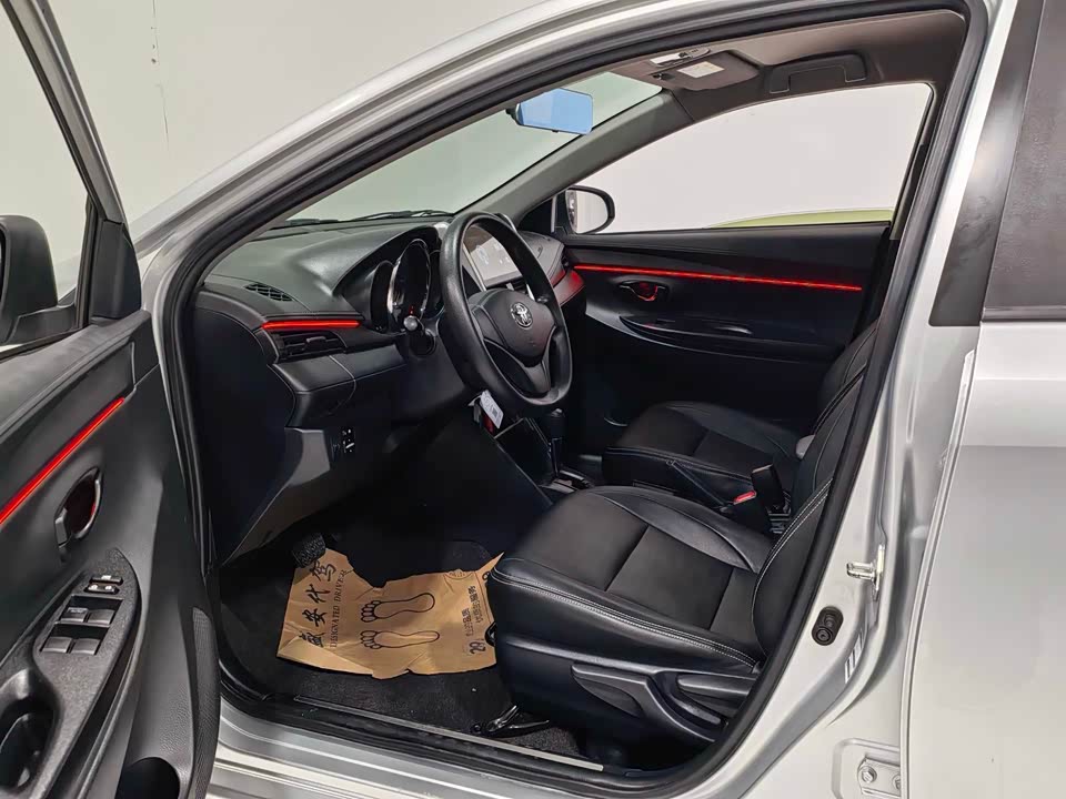 Toyota YARiS L to enjoy