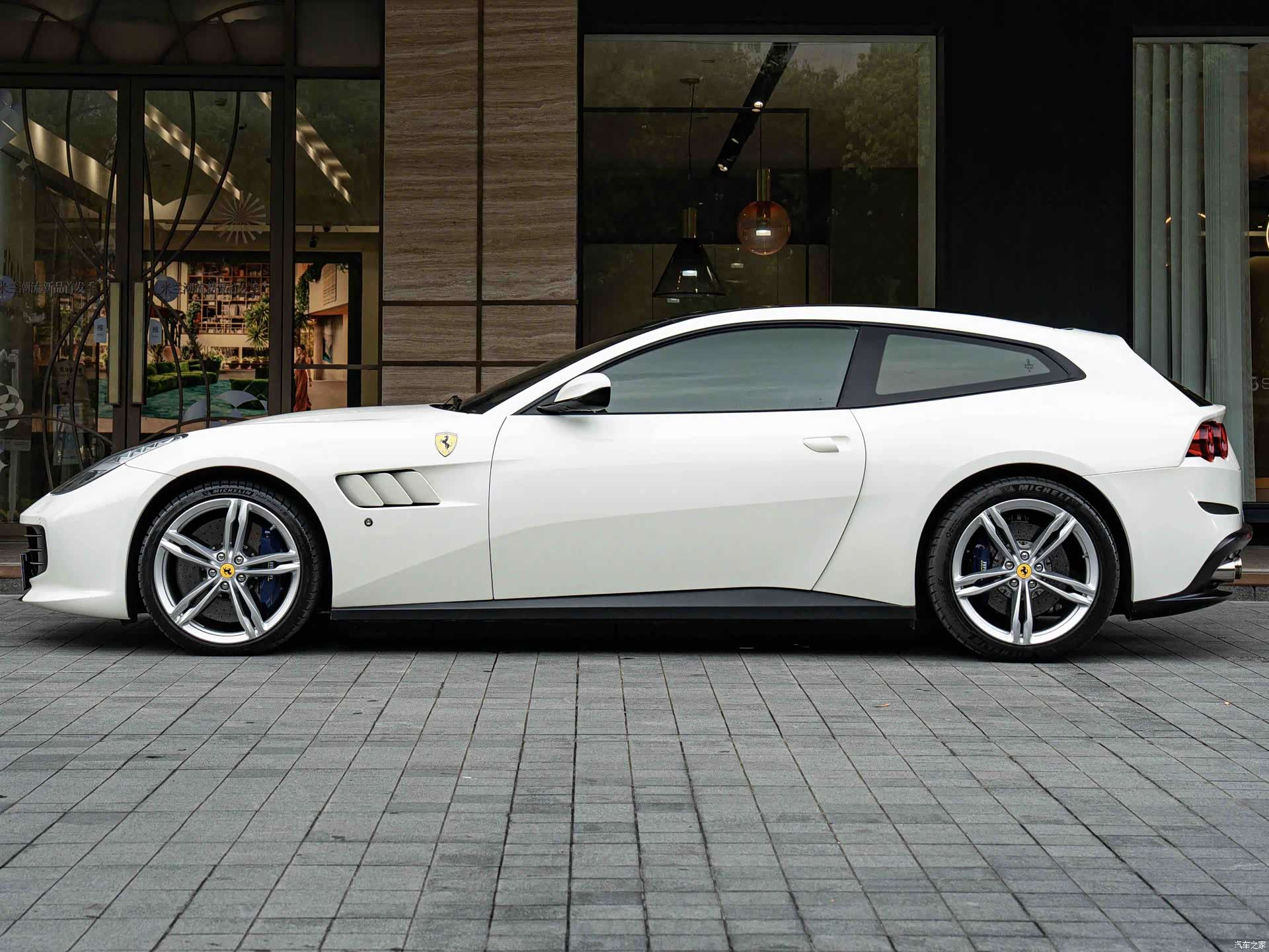 Ferrari GTC4Lus, 2018 6