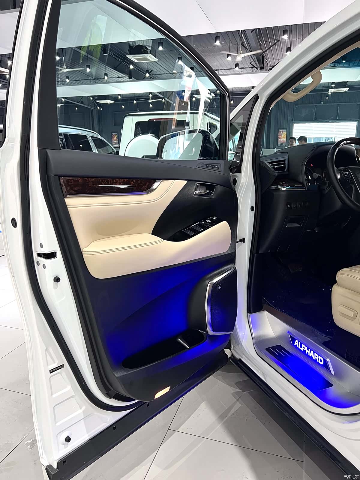 Toyota Alphard, 2023 44