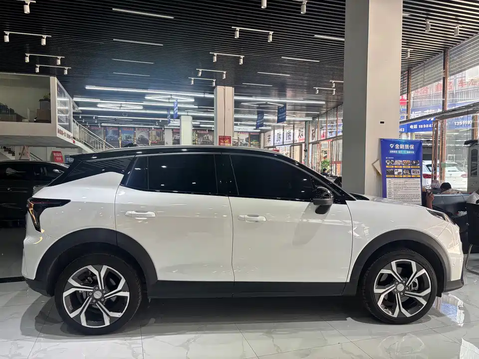 Lynk & Co 06