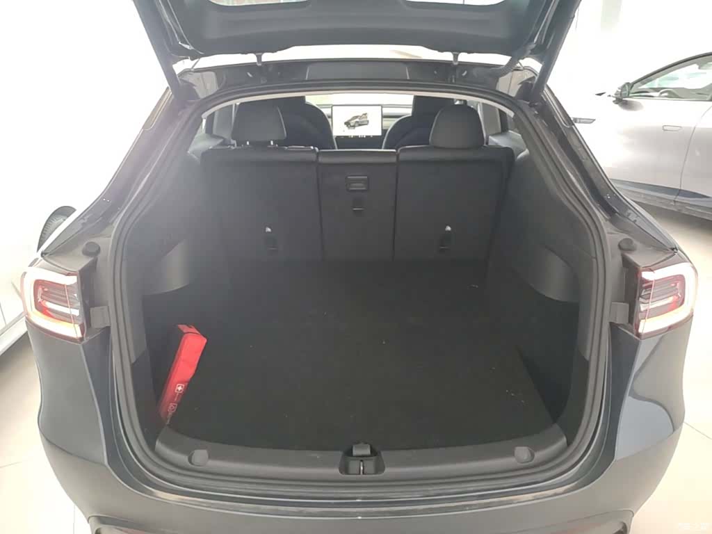 Tesla Model Y, 2024 19