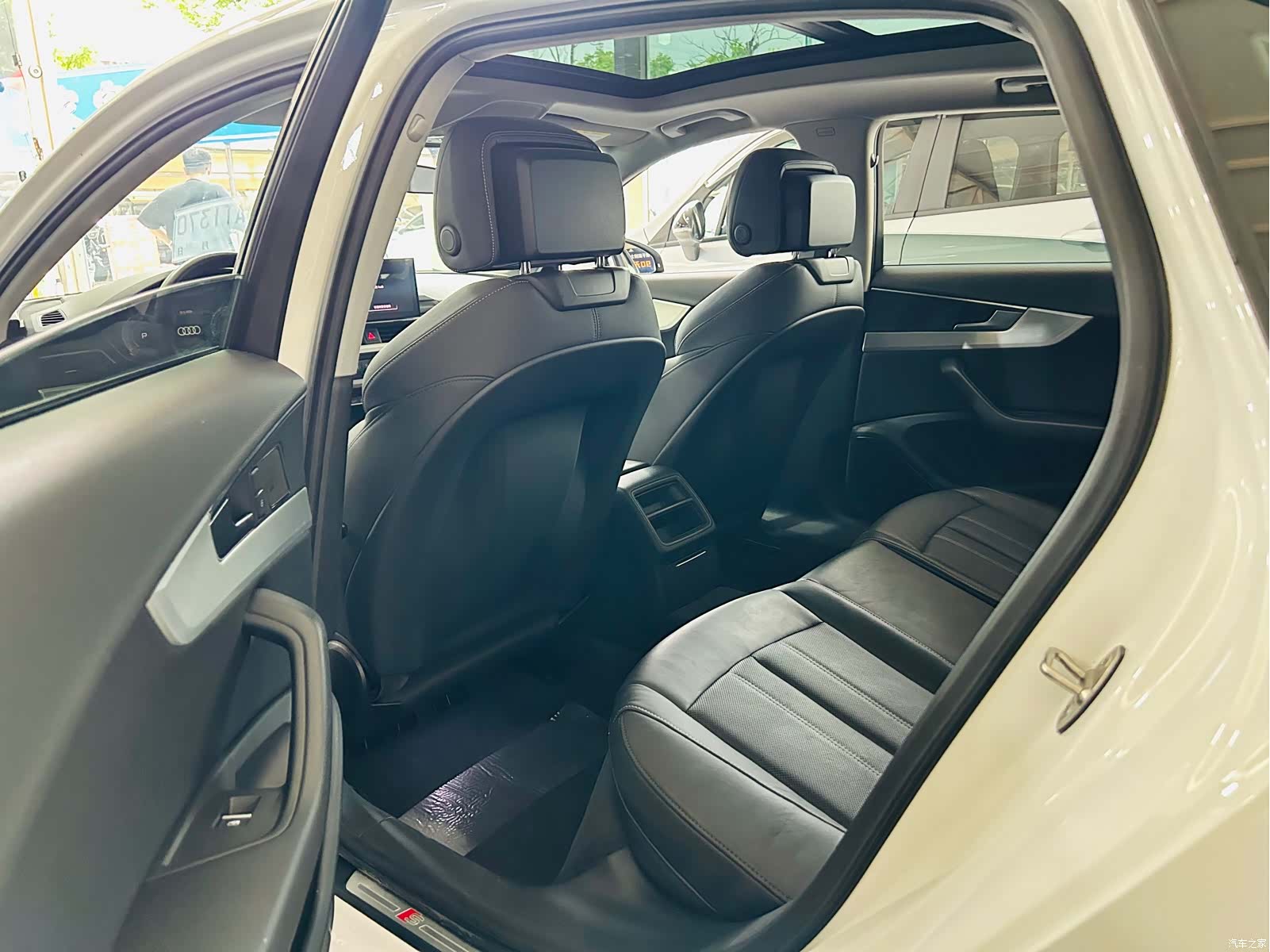 Audi A4L, 2020 все фото