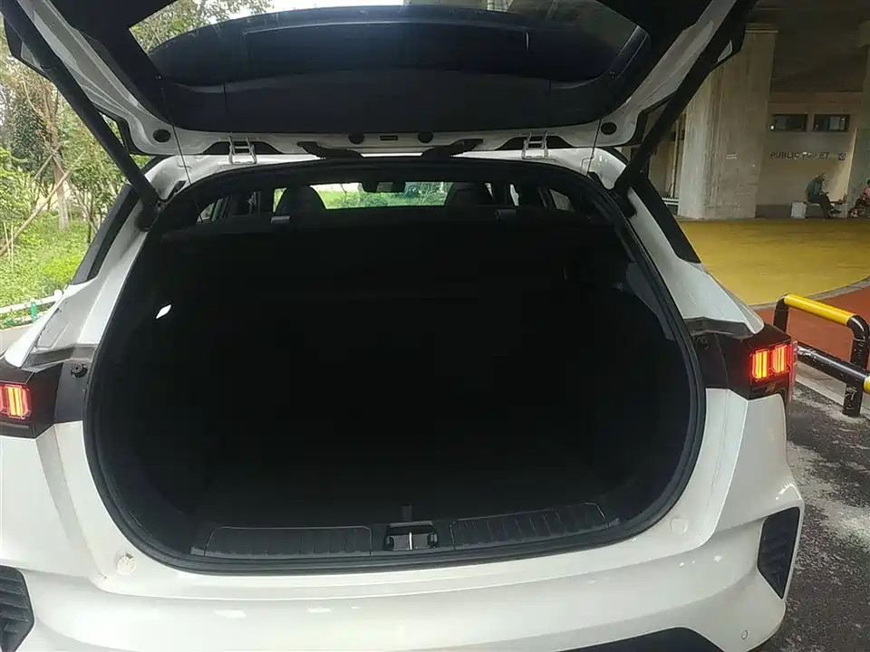 Lynk & Co 06