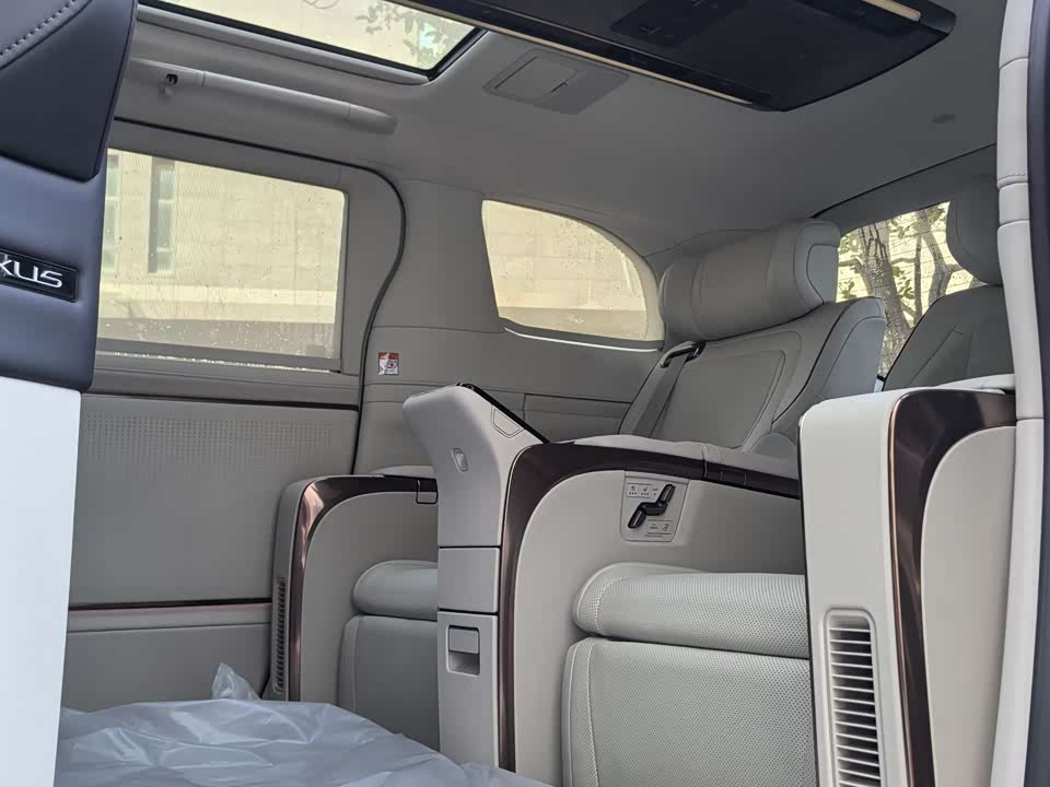 Lexus LM Lexus LM