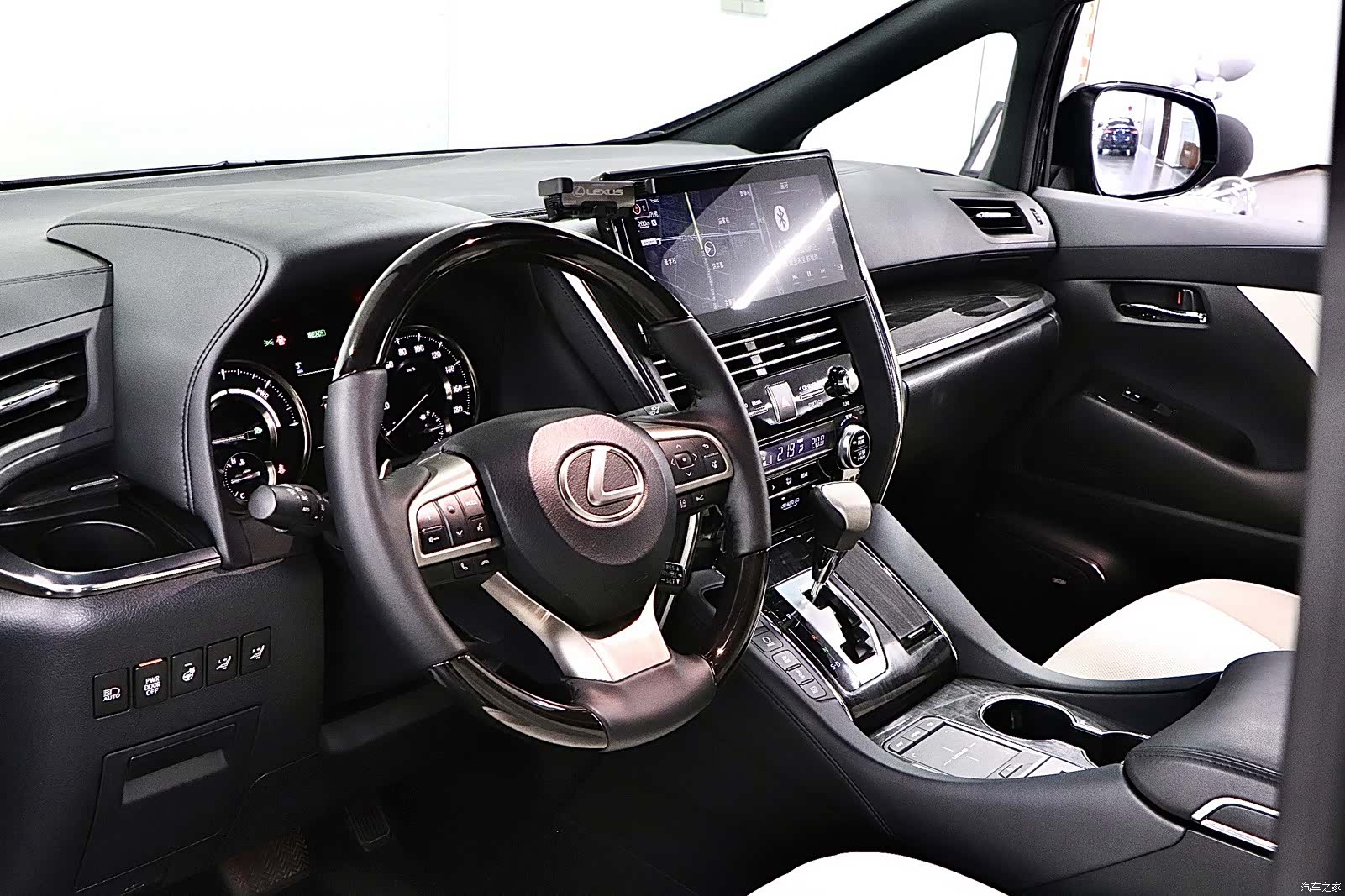 Lexus LM, 2022 11