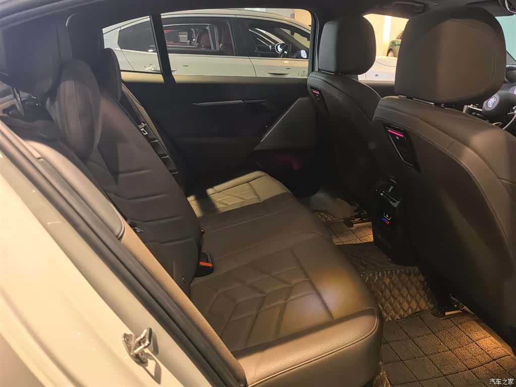 BMW 5 Series, 2025 14