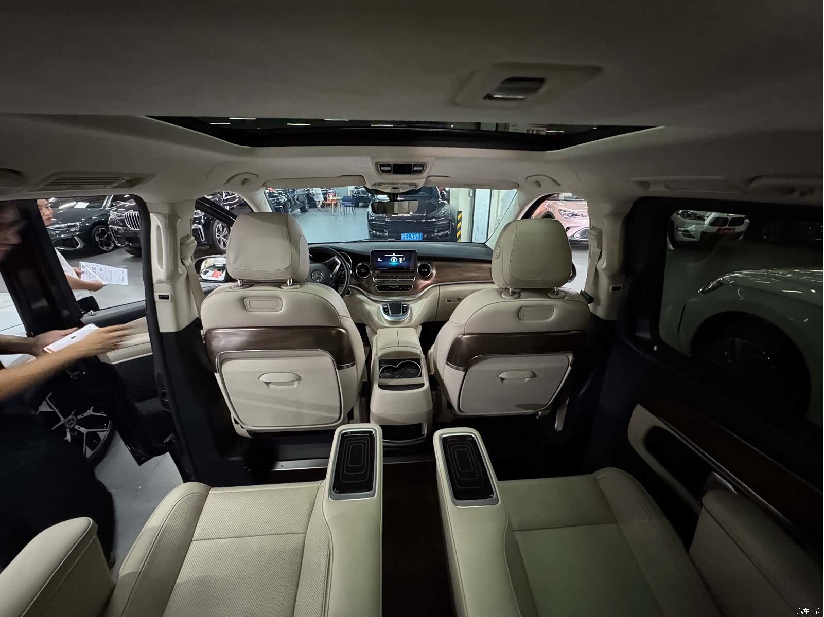 Mercedes-Benz V-Class, 2023 15