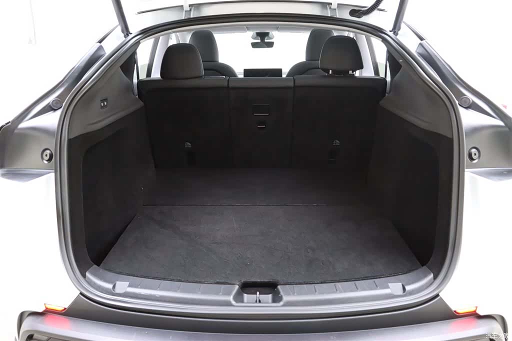 Tesla Model Y, 2026 27