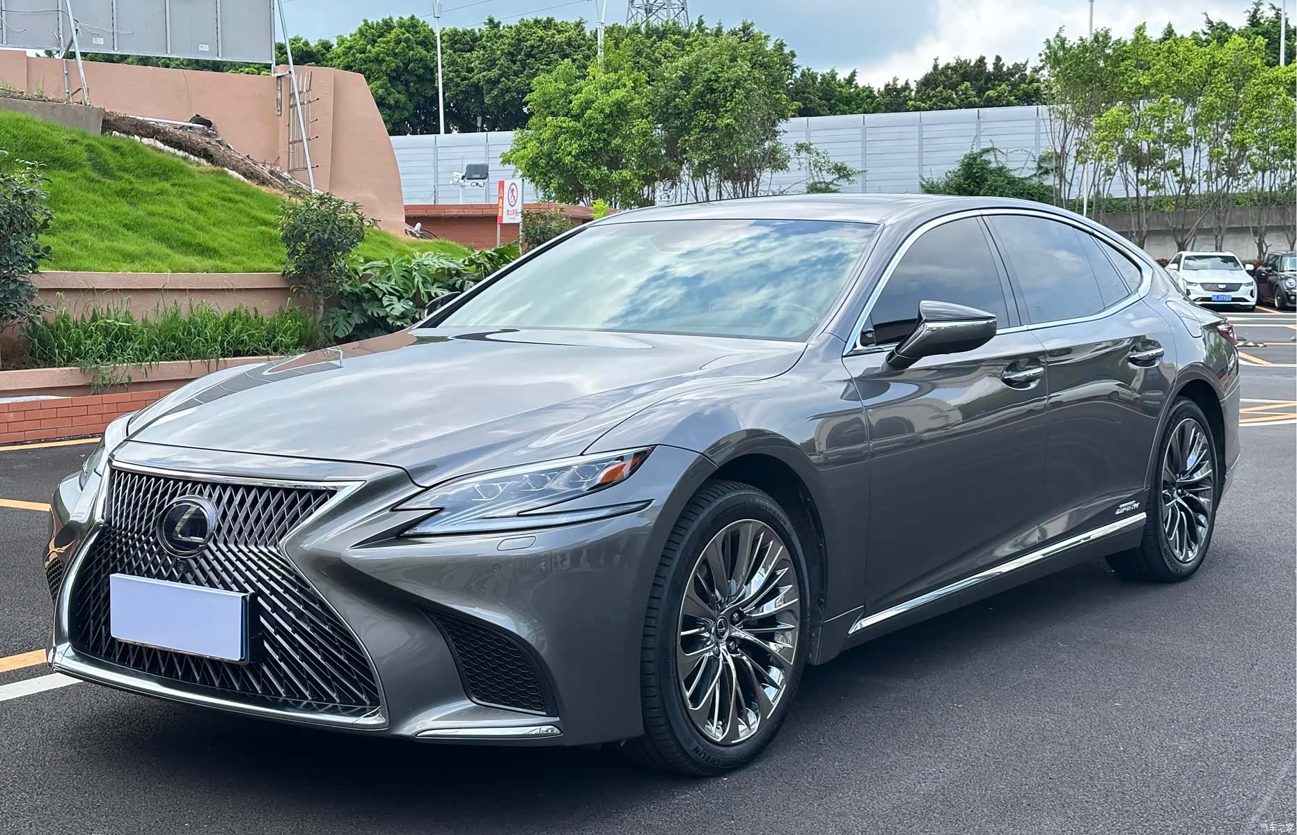 Lexus LS, 2020 1