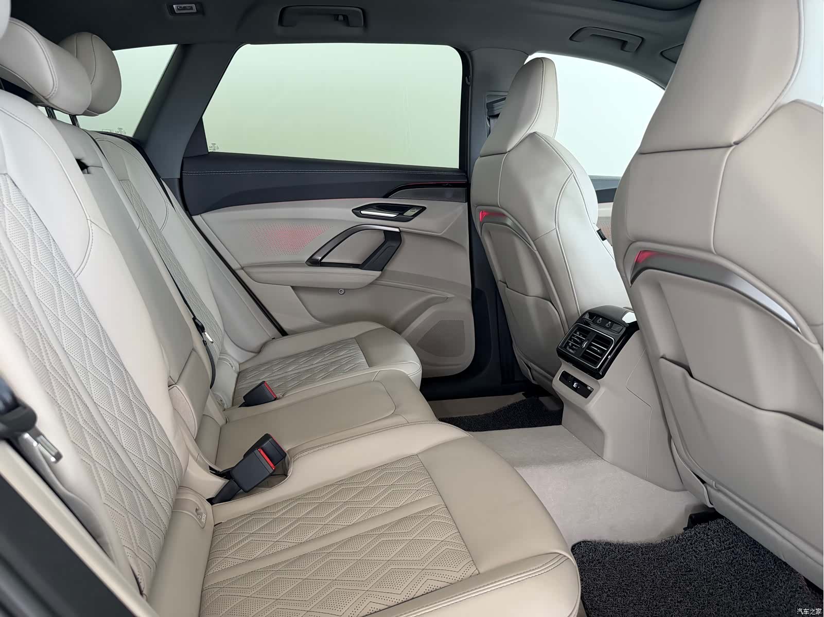 Audi Q5L, 2025 9