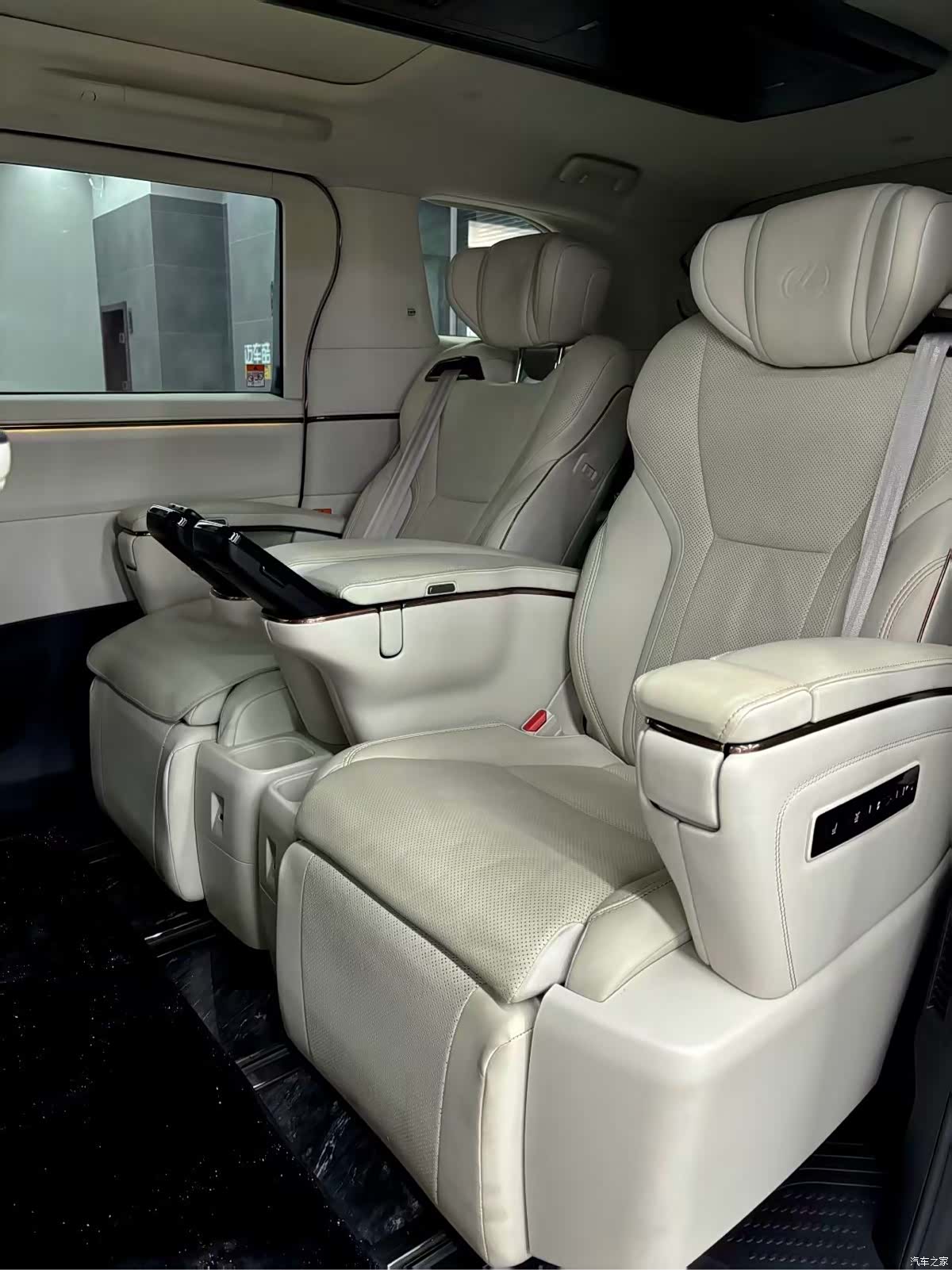 Lexus LM, 2023 7
