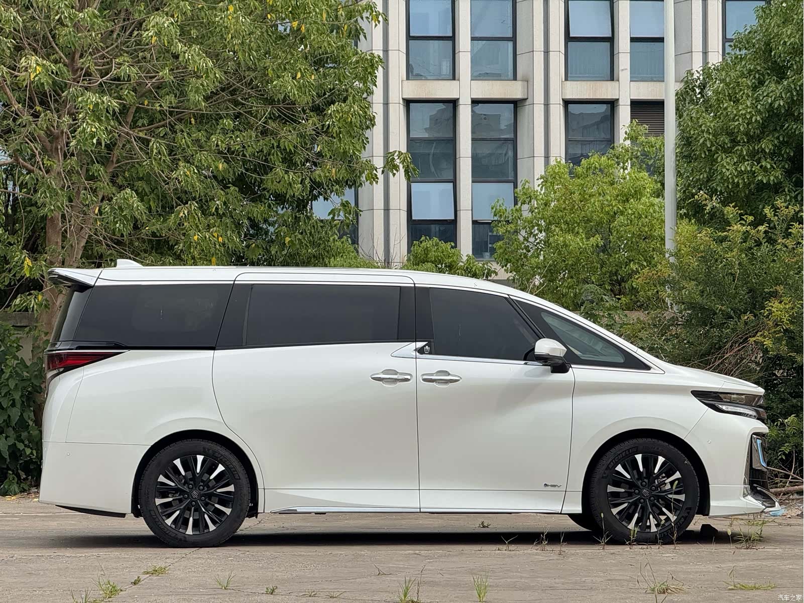 Toyota Vellfire, 2024 3