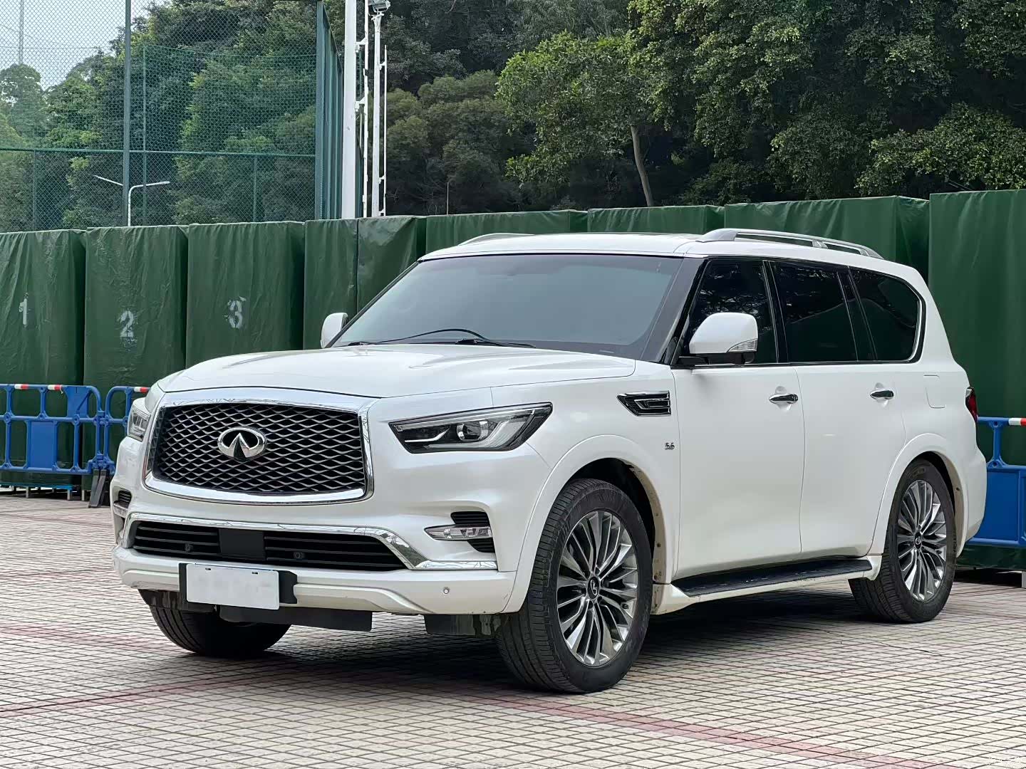 Infiniti QX80