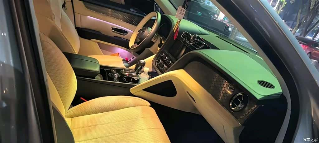 Bentley Bentayga, 2024 13