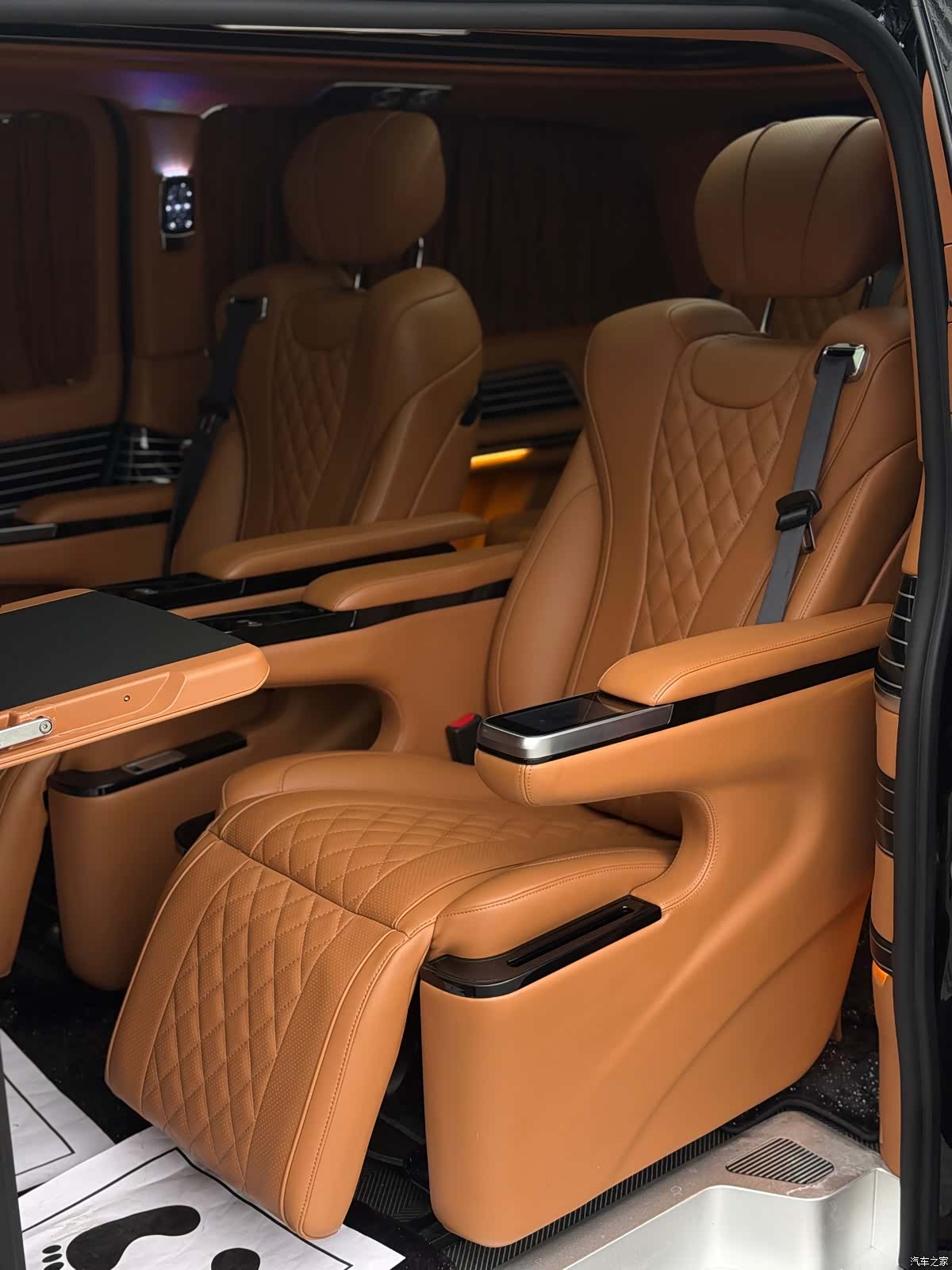 Mercedes-Benz V-Class, 2023 13