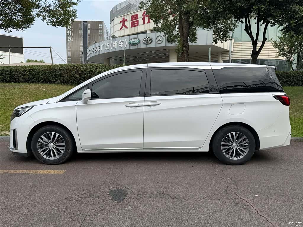 Buick GL8, 2022 3