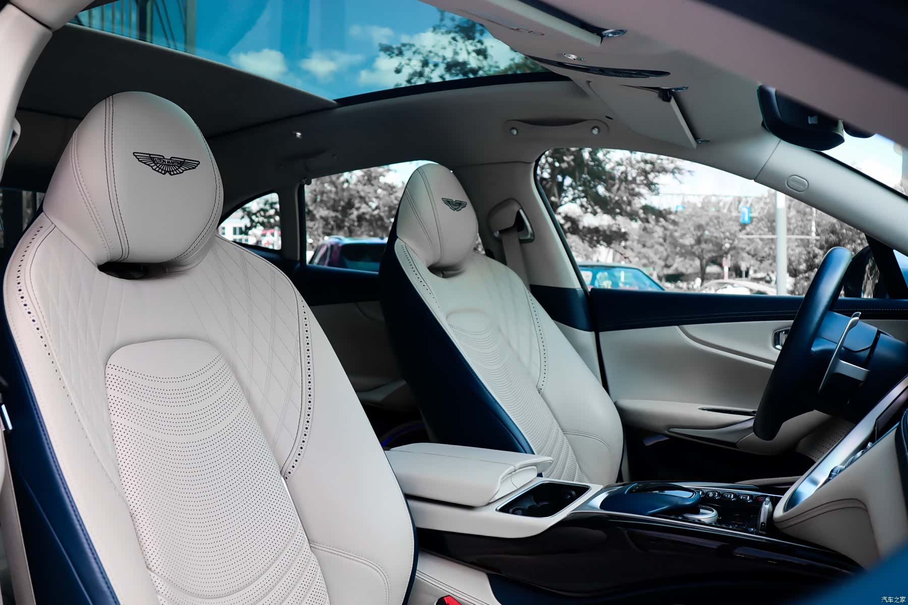 Aston Martin DBX, 2022 13