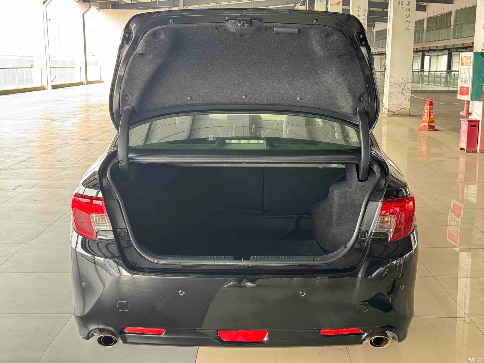 Toyota 2.5V, 2015 19