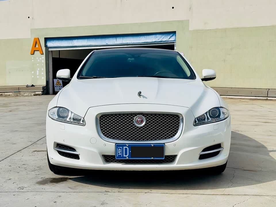 Jaguar XJ