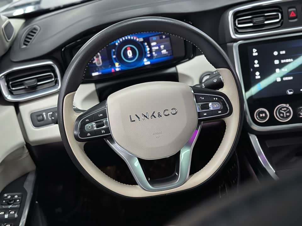 Lynk & Co 01