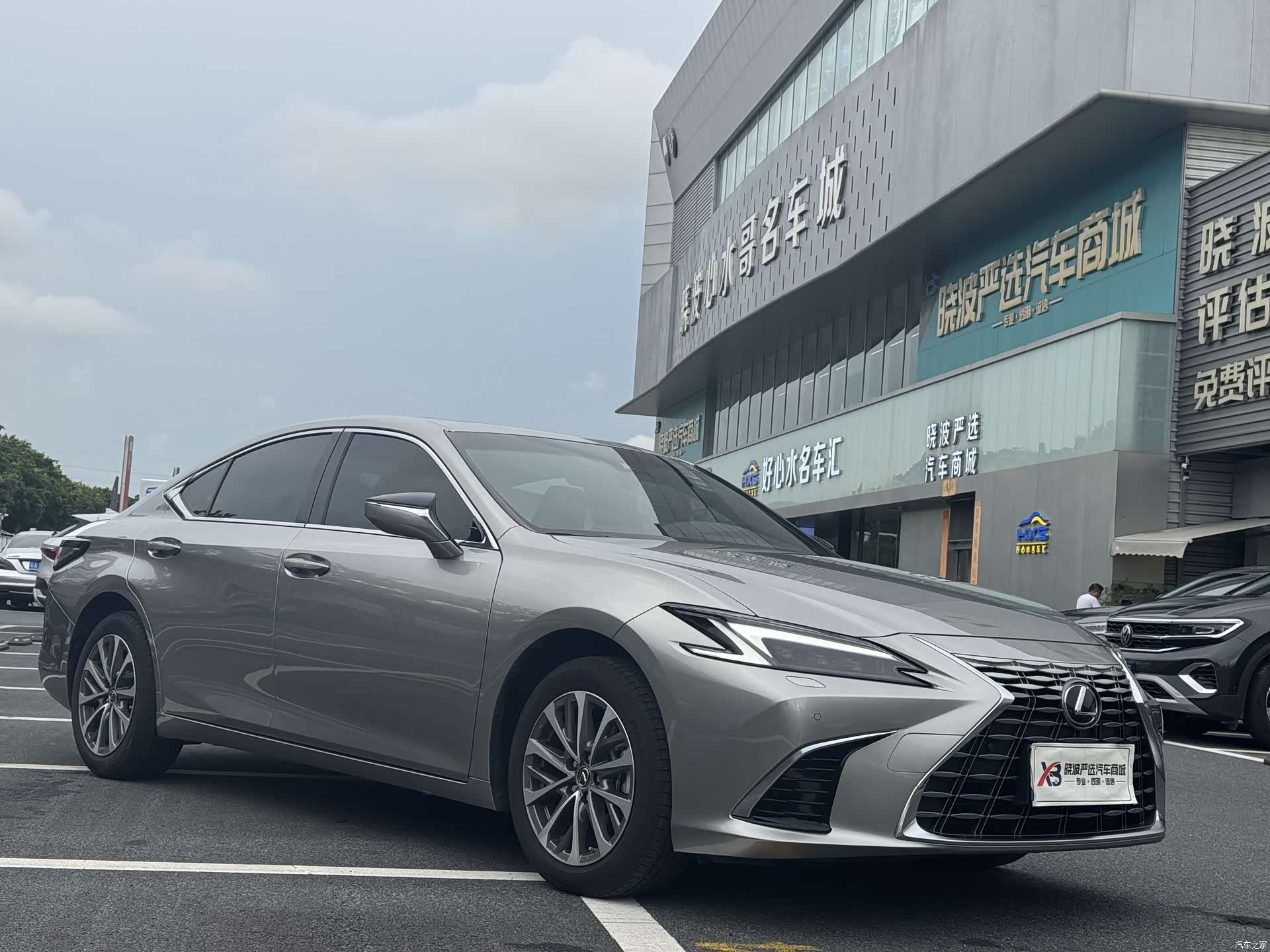 Lexus ES, 2025 4