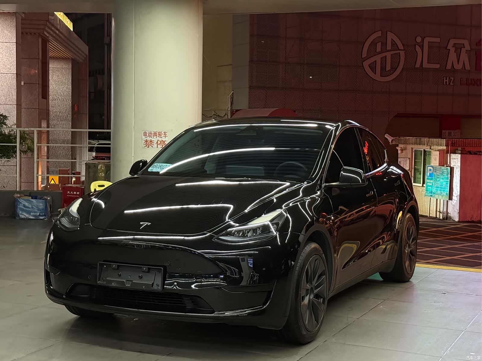 Tesla Model Y, 2023 1