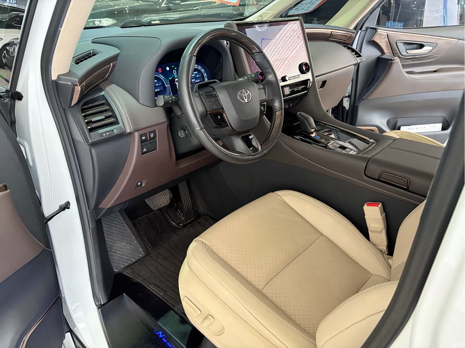 Toyota Alphard, 2024 8