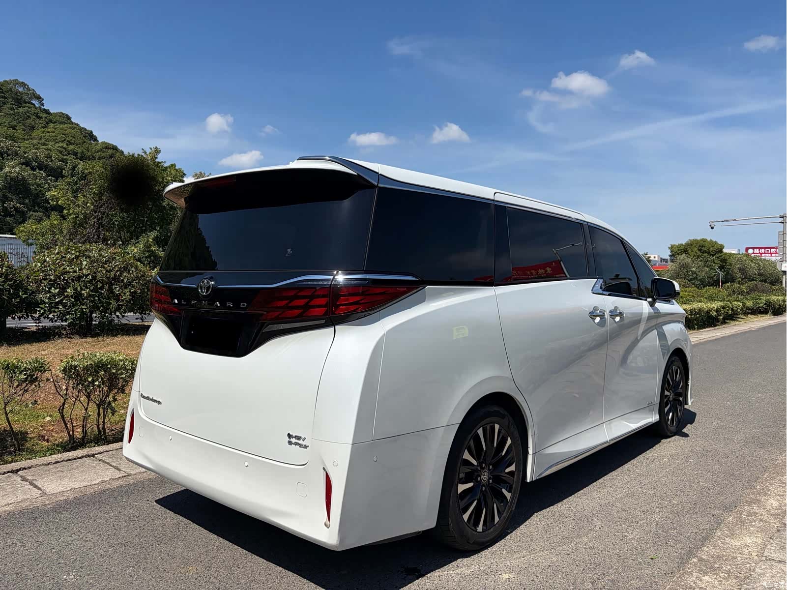 Toyota Alphard, 2024 все фото