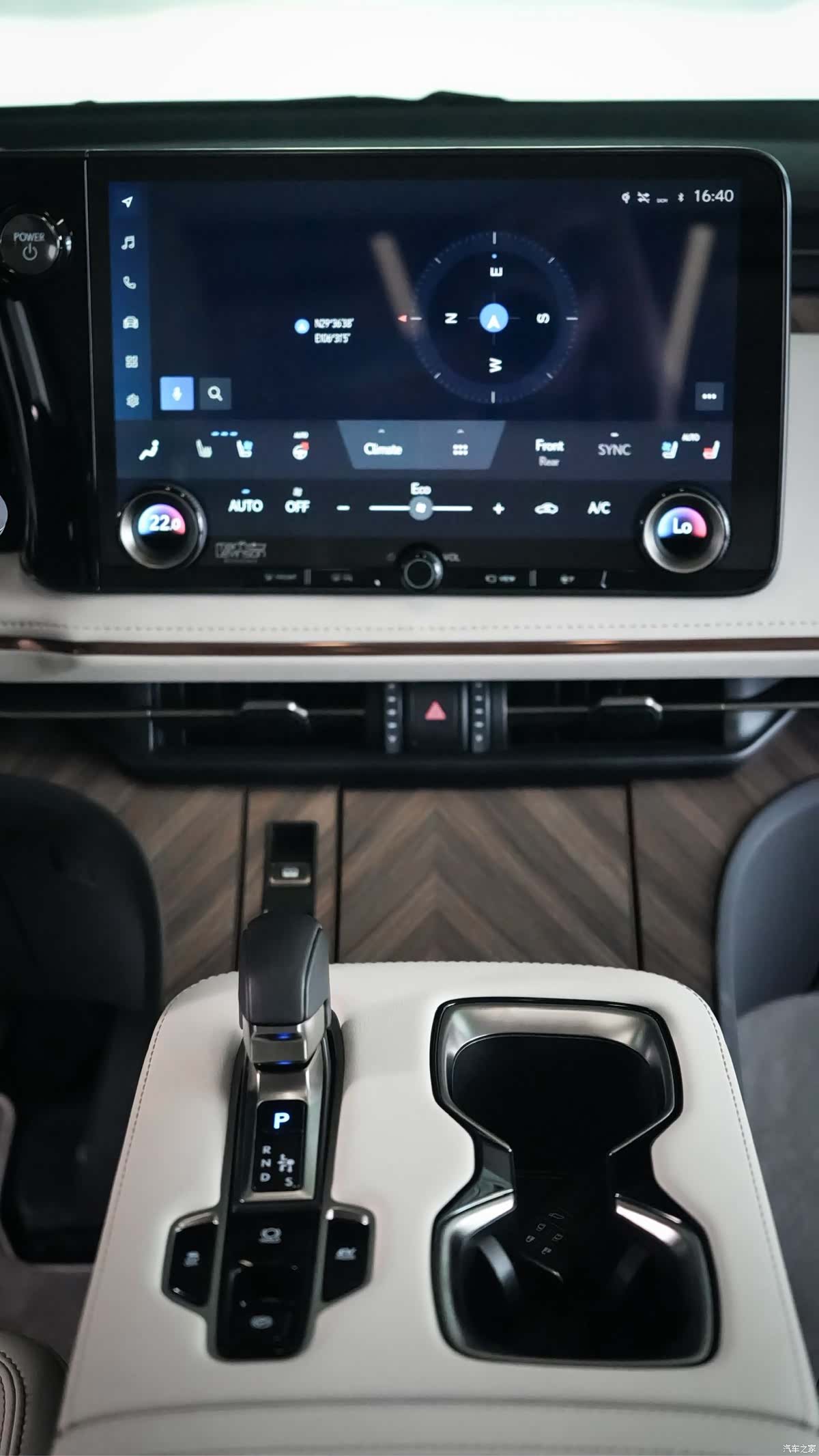 Lexus LM, 2026 11