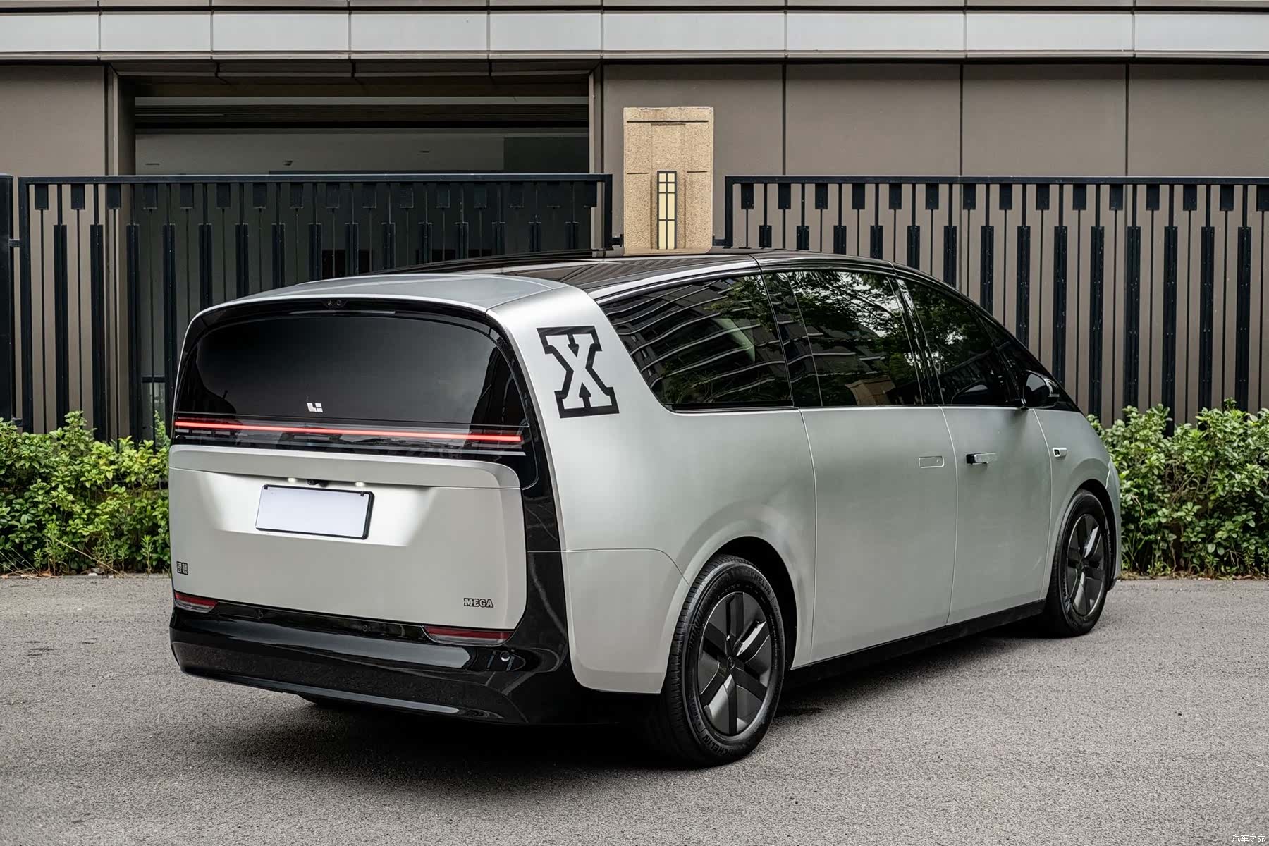 Li Auto MEGA, 2024 6