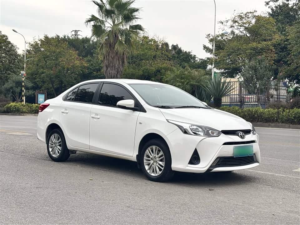 Toyota YARiS L to enjoy