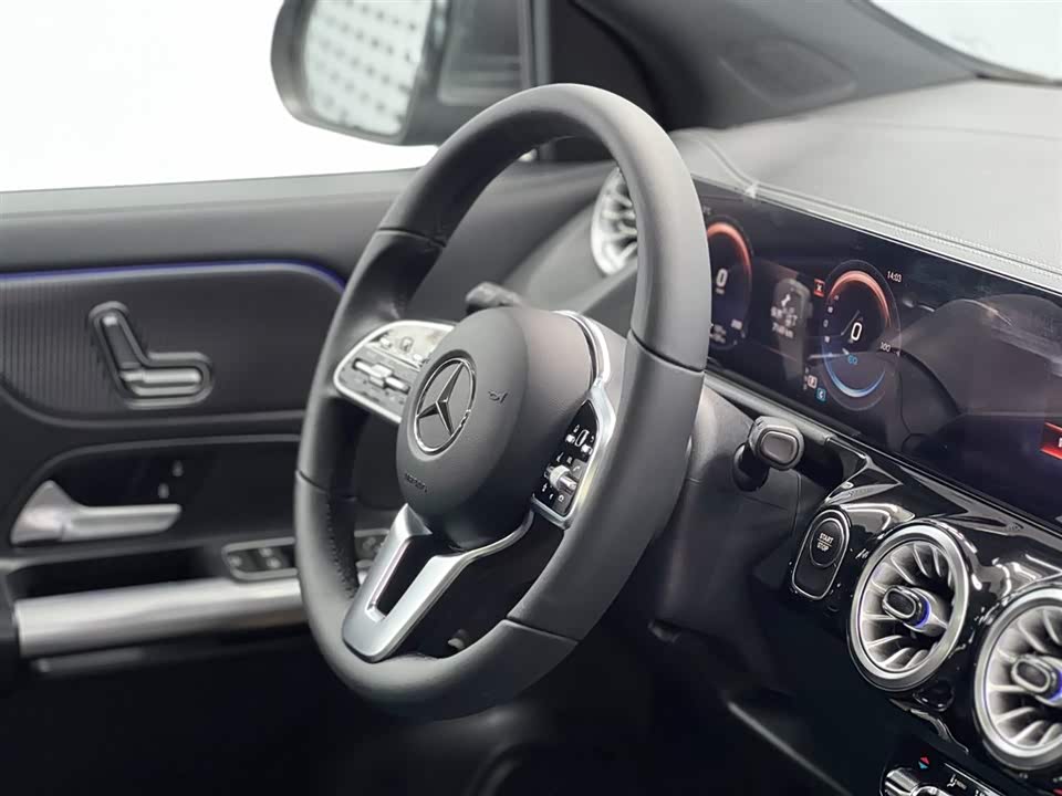 Mercedes-Benz EQA Mercedes-Benz EQA