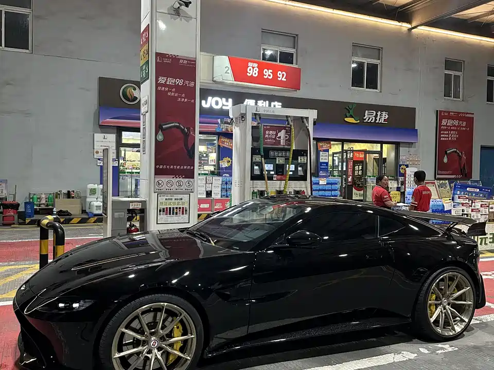 Aston Martin V8 Vantage Aston Martin V8 Vantage